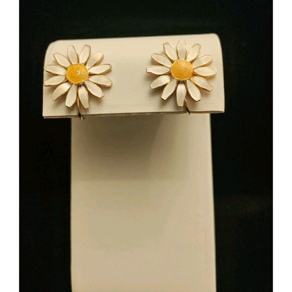 Signed Accessocraft NYC White  Enamel Flower Daisy Screw Back Earrings Vintage - Picture 1 of 3